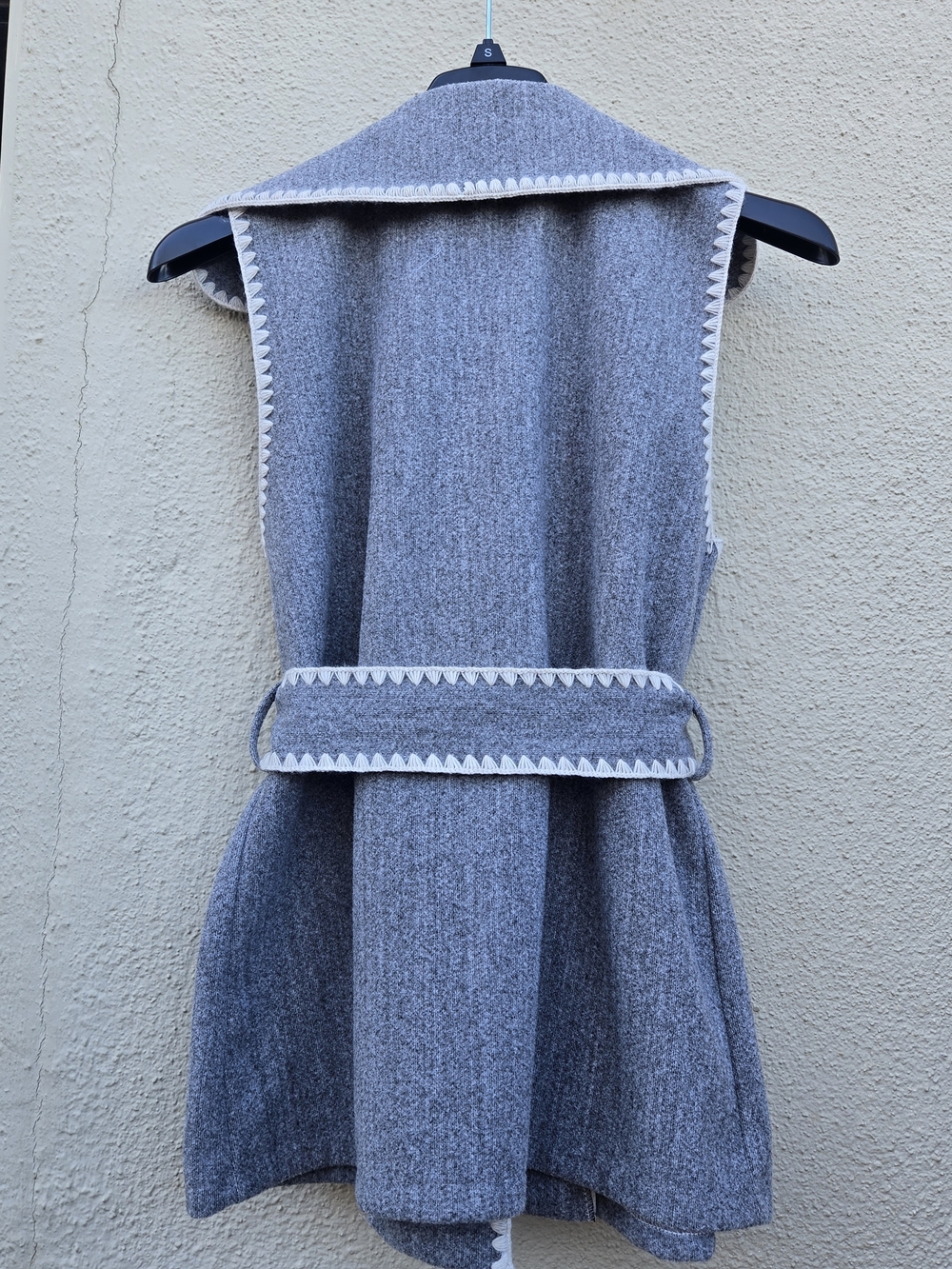 New Collection Gray Sleeveless Vest with White Trim - Picture 6 of 9